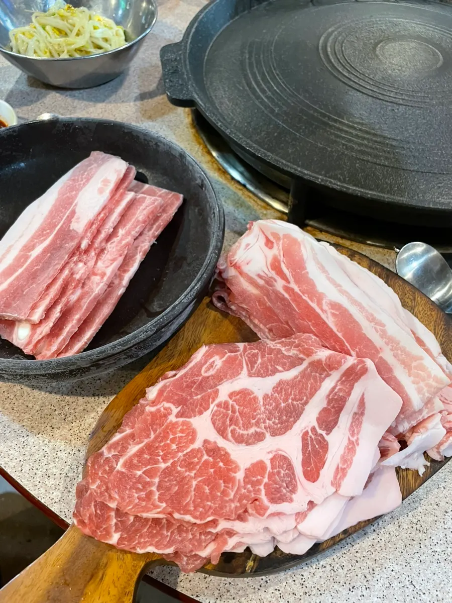 반찬과 쌈채소를 담을 수 있는 셀프 코너