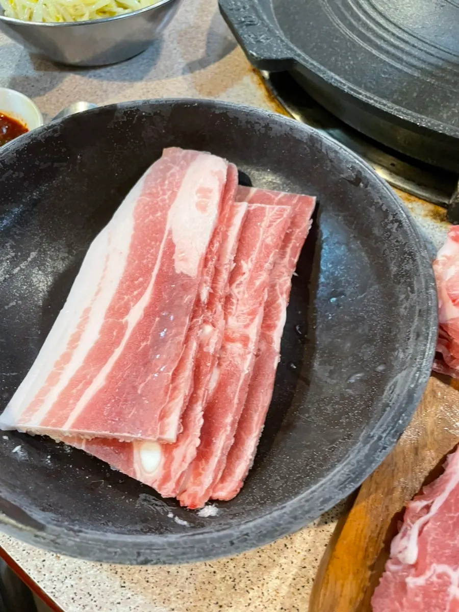 그릇에 담긴 냉동 대패삼겹