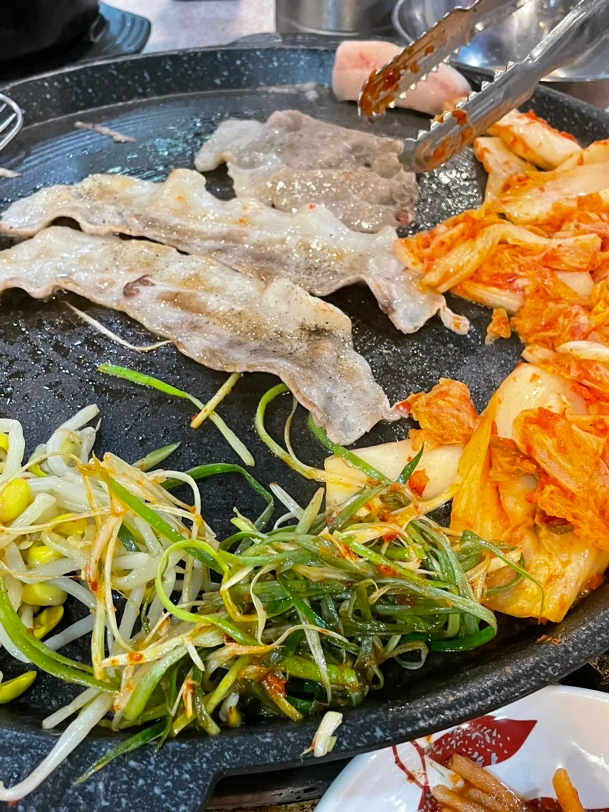 불판 가득 구워지는 교대패 생대패삼겹