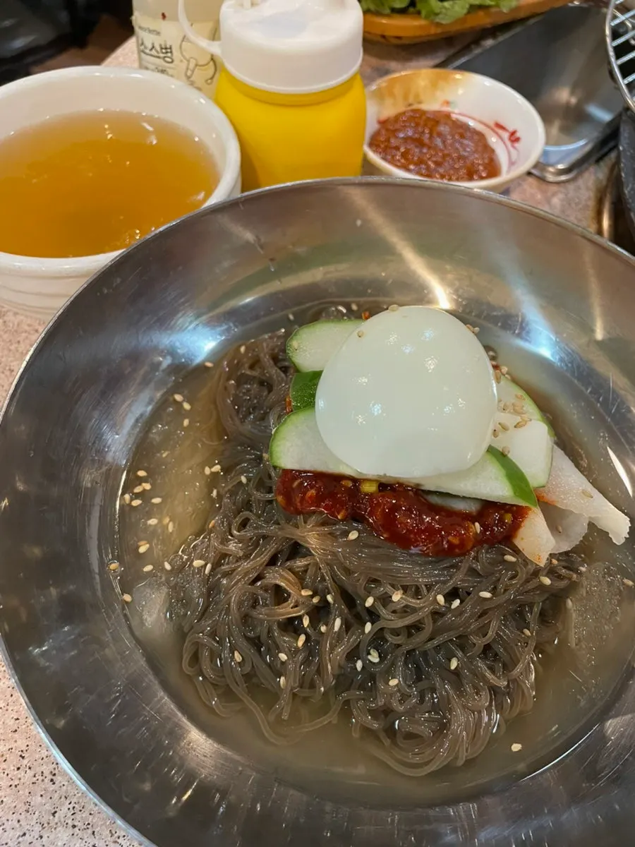밑반찬을 올려 싸 먹는 대패삼겹 쌈