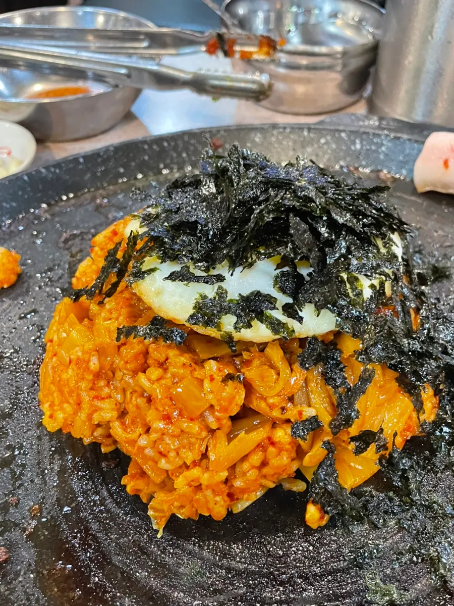 불판에 올린 후식 볶음밥과 반숙란