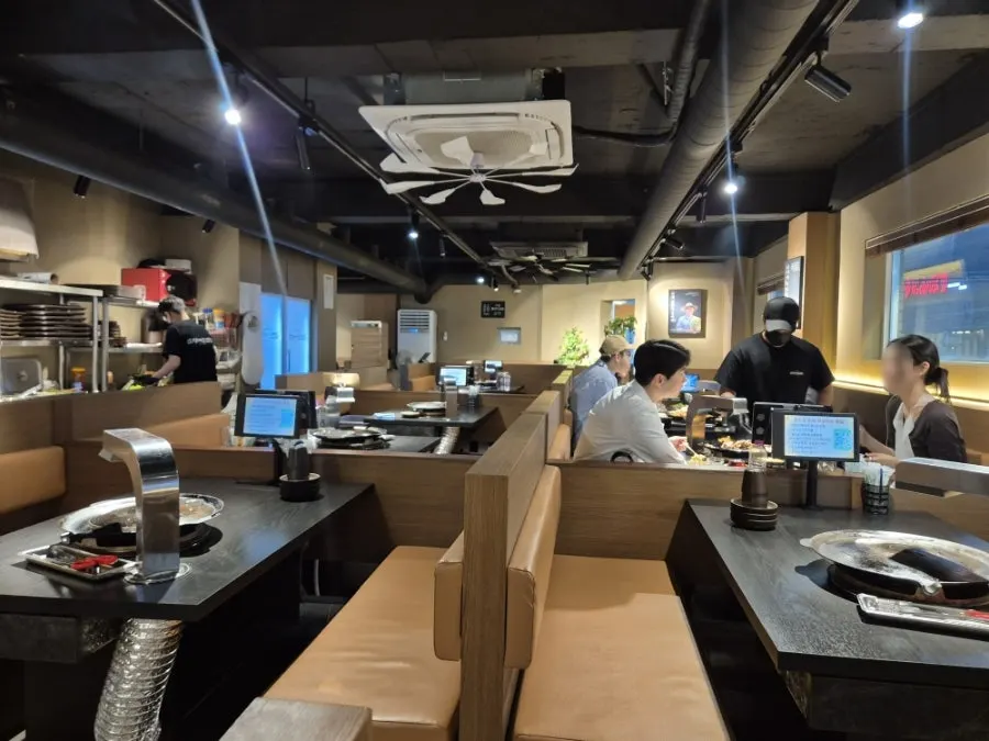 2층 입구로 이어지는 계단과 매장 안내