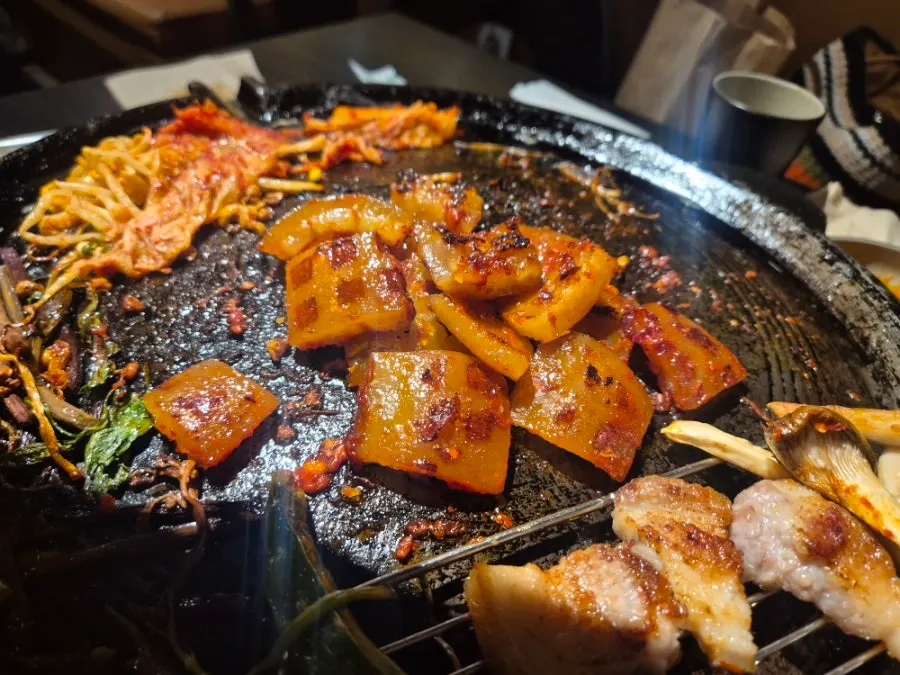 한 점씩 집어 먹기 좋게 잘린 오겹살