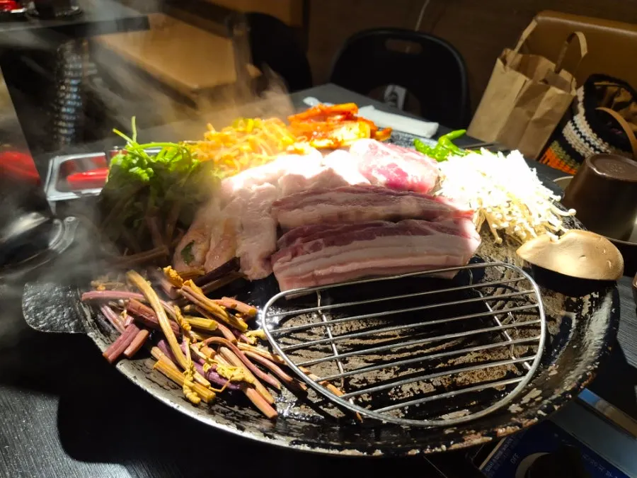 바로바로 채워주는 반찬과 양념 접시
