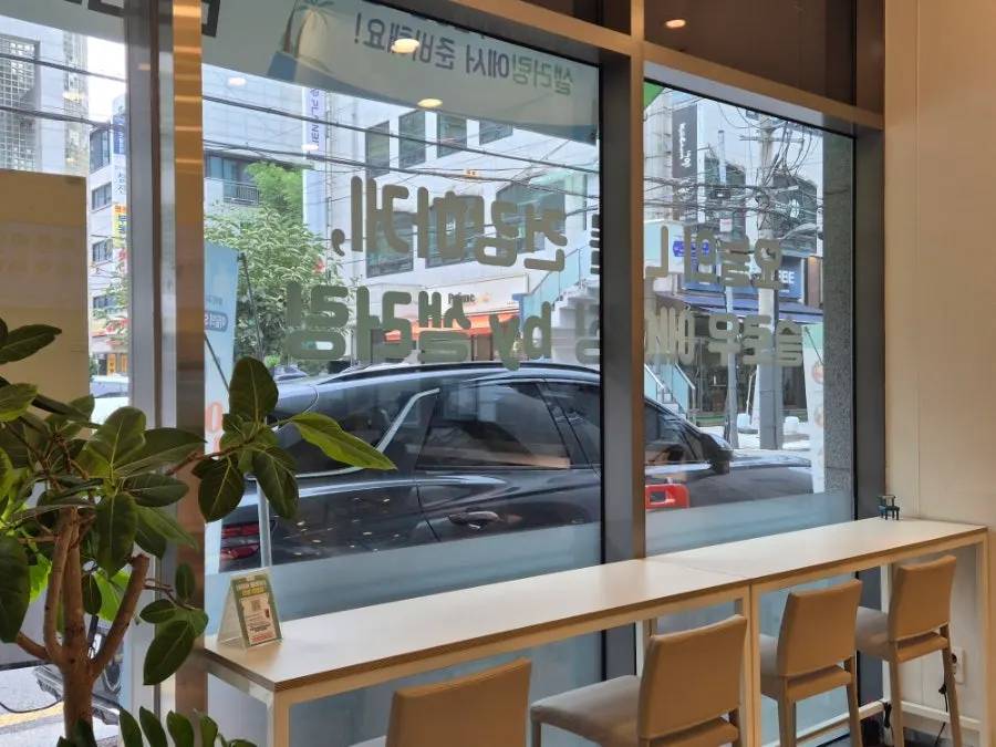 Solo bar table with outlets at Salering Gyodae