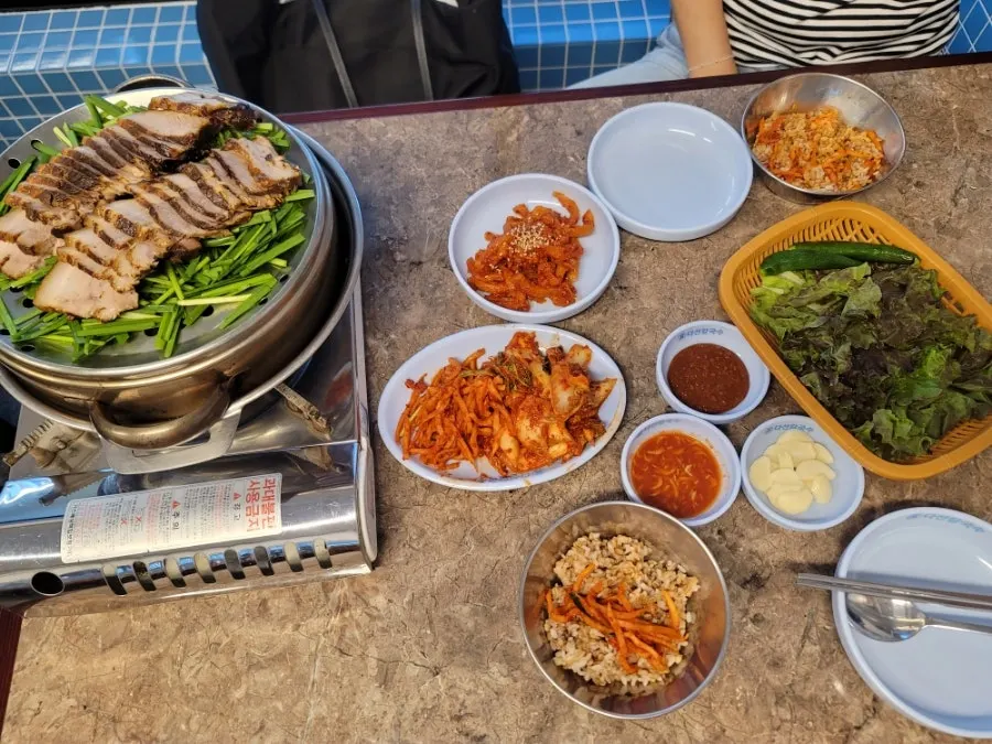 수육보쌈과 칼낙지볶음, 땡초바지락탕이 차려진 소주한상세트