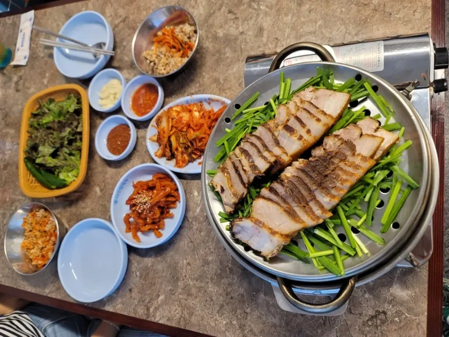 푸짐하게 한 상 차려진 소주한상세트 전체 상차림