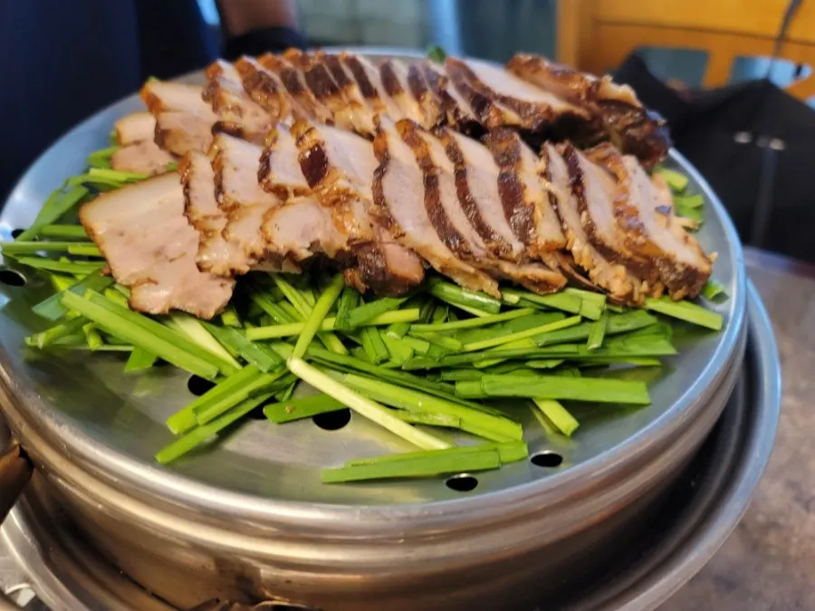 보리밥과 상추, 새우젓, 쌈장이 함께 나온 밑반찬