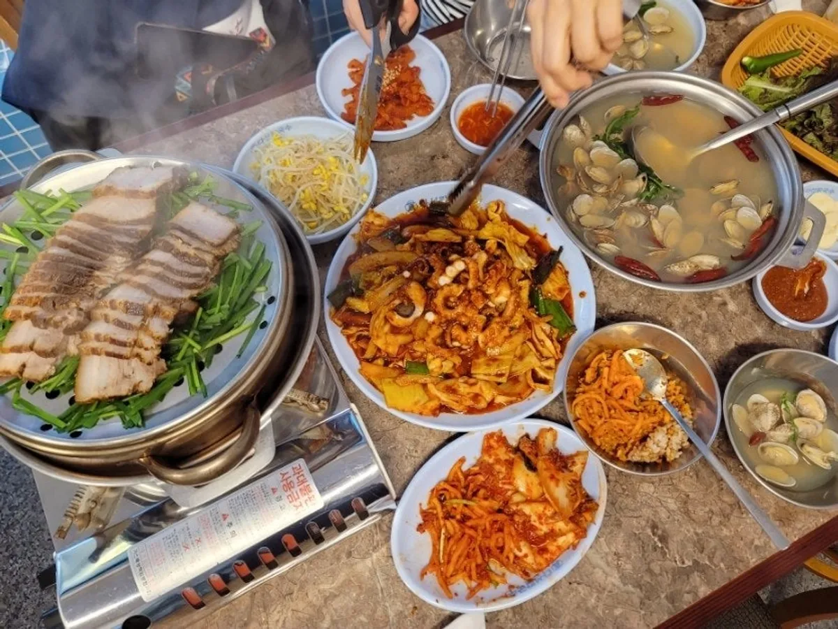 붉은 양념에 낙지와 양배추, 대파가 어우러진 칼낙지볶음