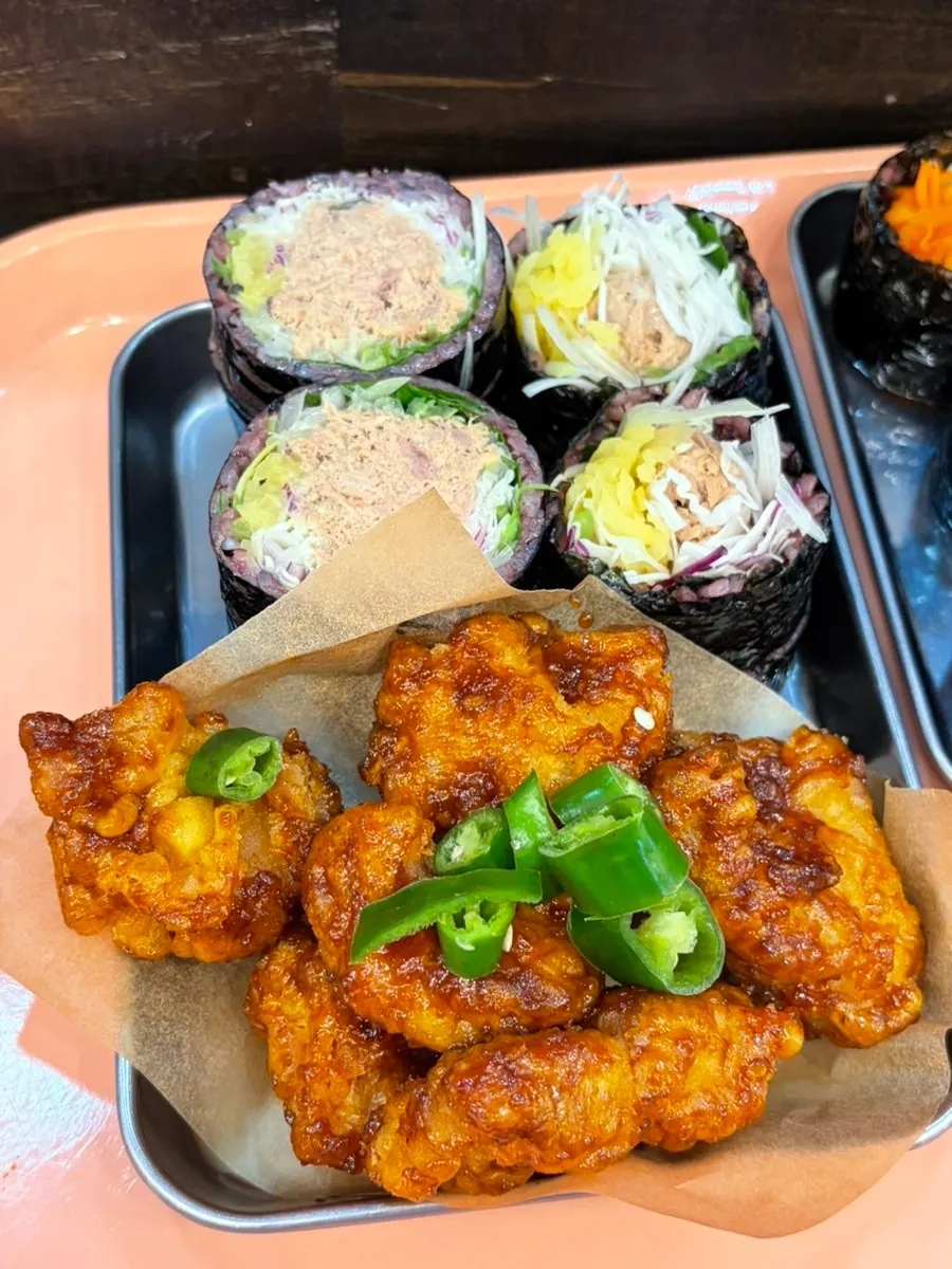홀스김밥과 진도대파참치김밥, 닭강정 세트 상차림