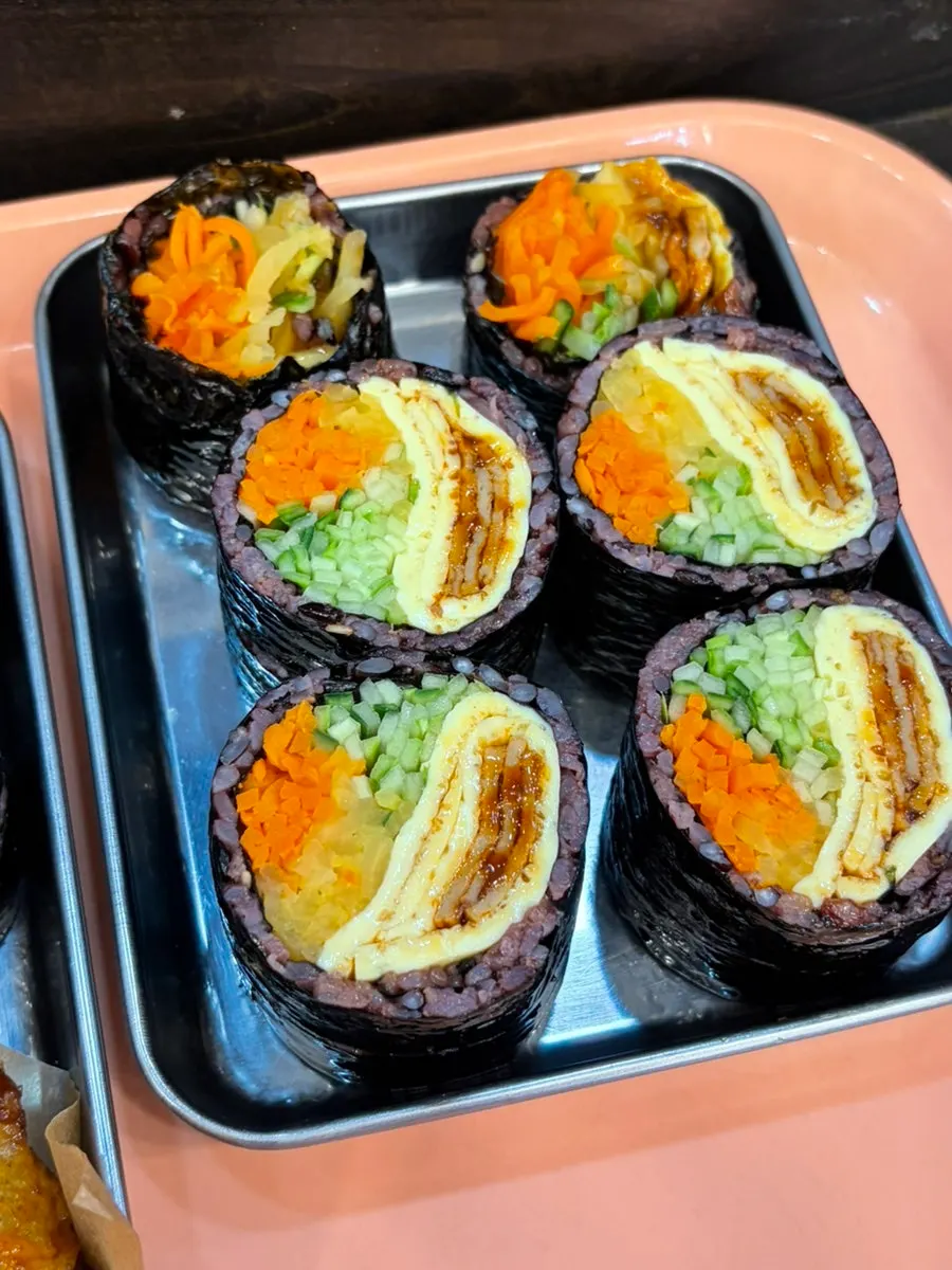 갓 튀겨 나온 수제닭강정과 참치김밥