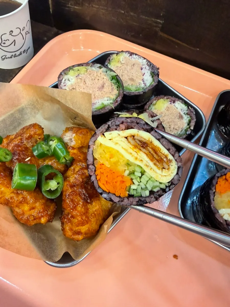 흑미밥에 얇게 말린 기본 홀스김밥 단면