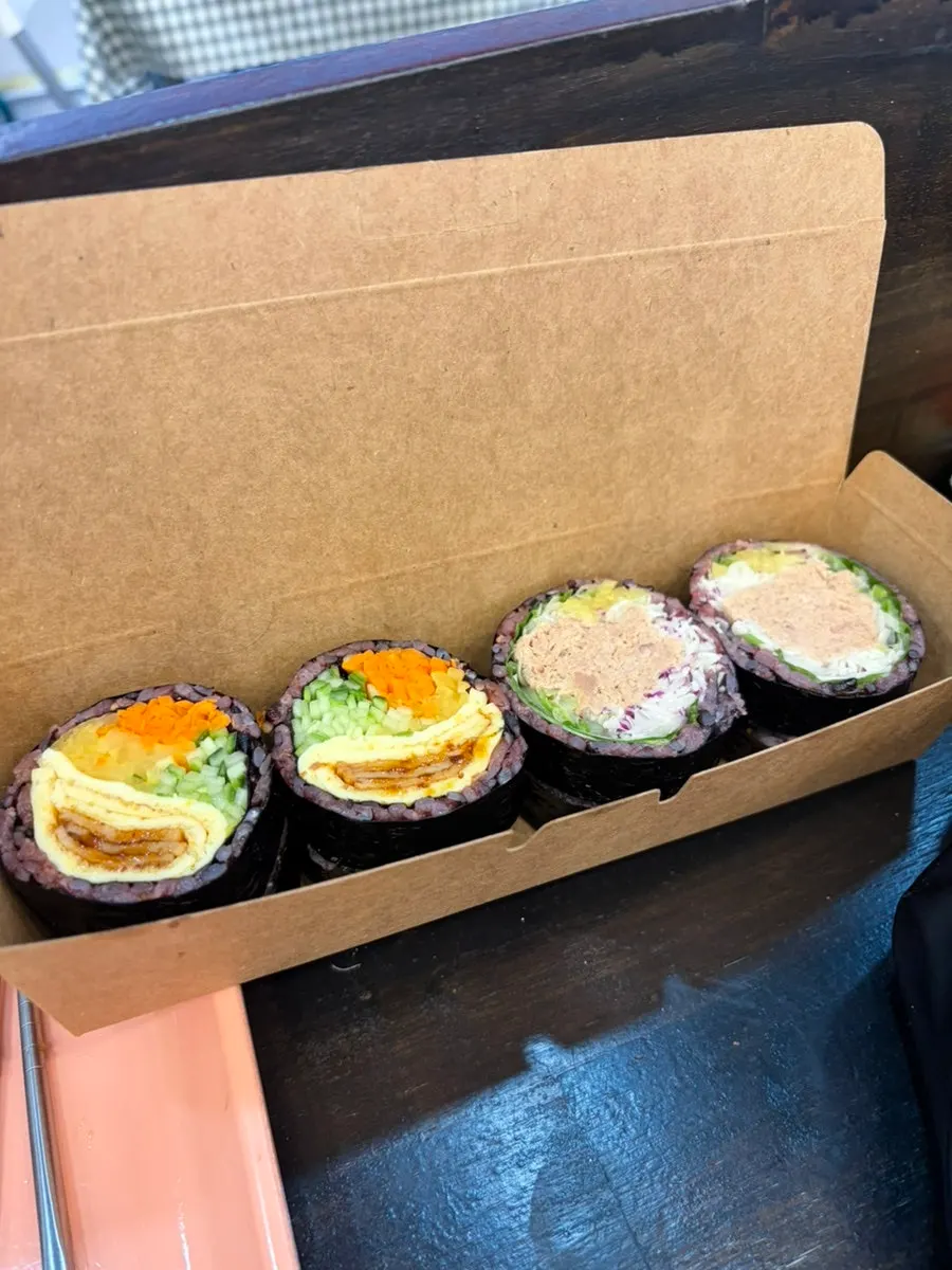 김밥과 닭강정을 함께 먹는 한 입 구성