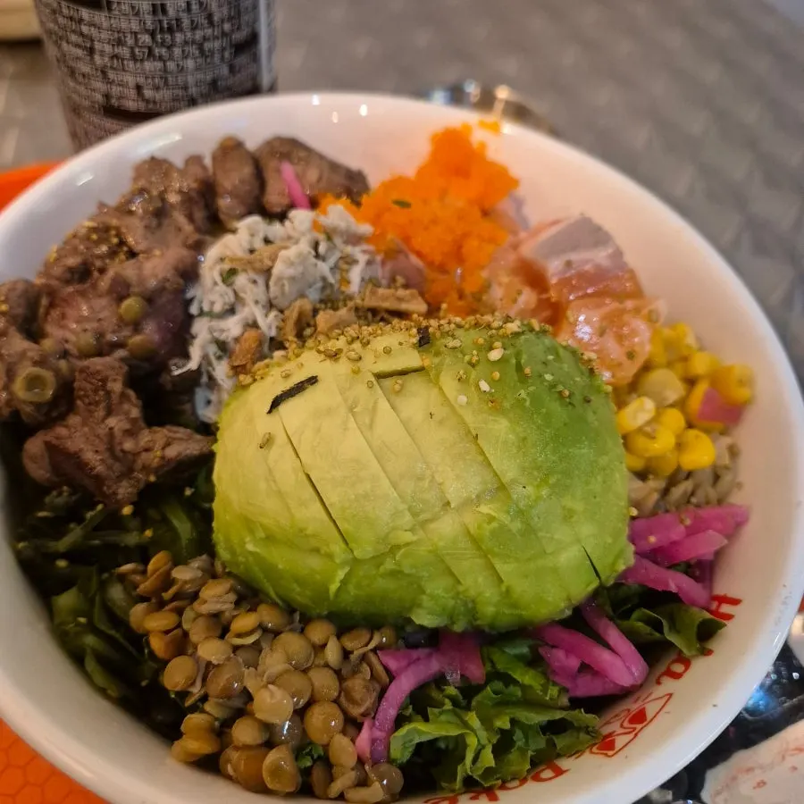 サーモンと鶏胸肉、アボカドが盛られたポケ