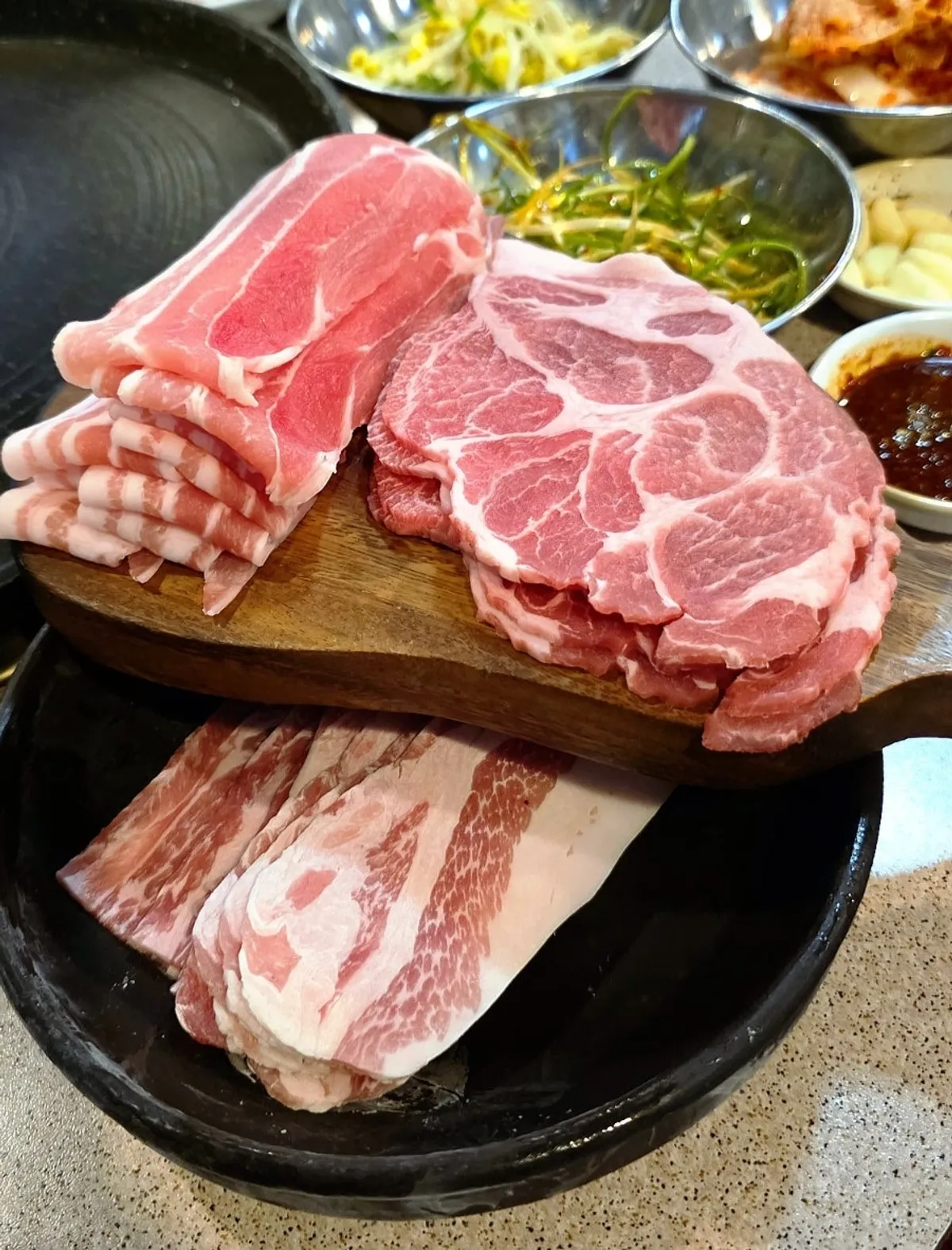Gyodaepae's meat set served on a cutting board