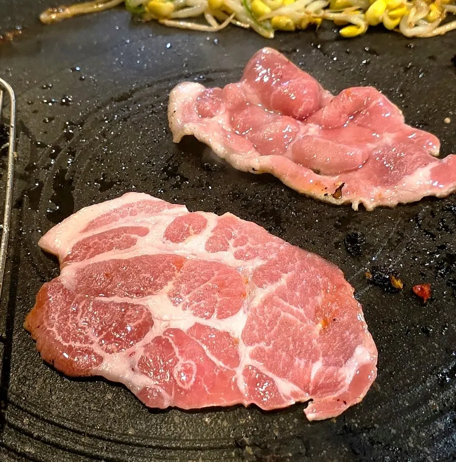 Meat wrapped in lettuce