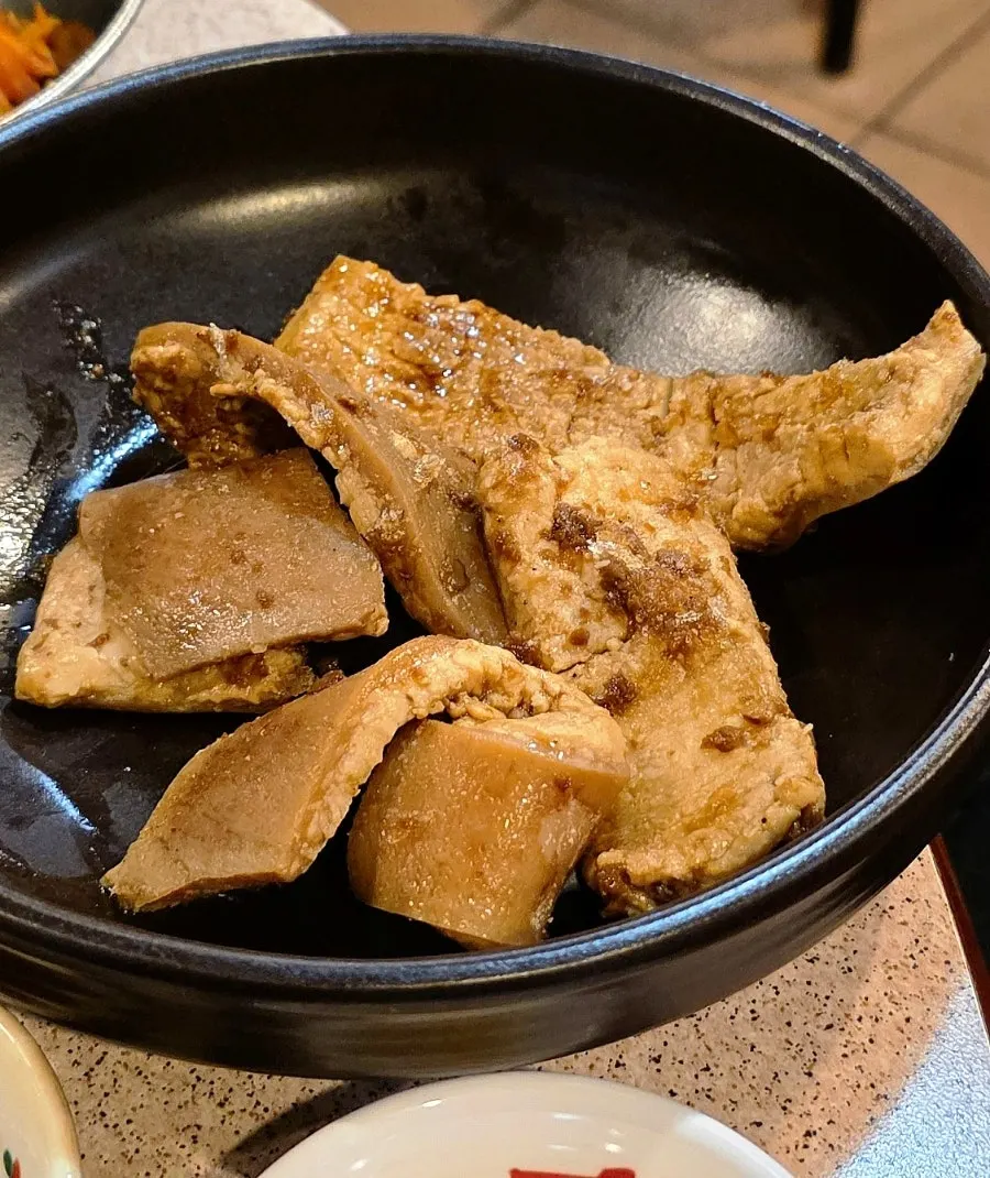 Thick honeycomb tripe grilling on the pan