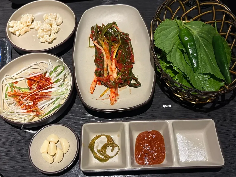 밑반찬이 깔린 소당깨오겹집 상차림