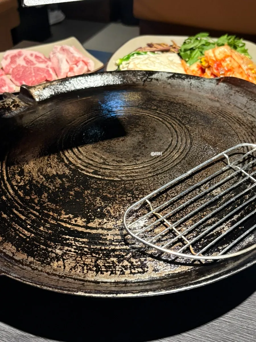 솥뚜껑 위에 올린 삼겹살