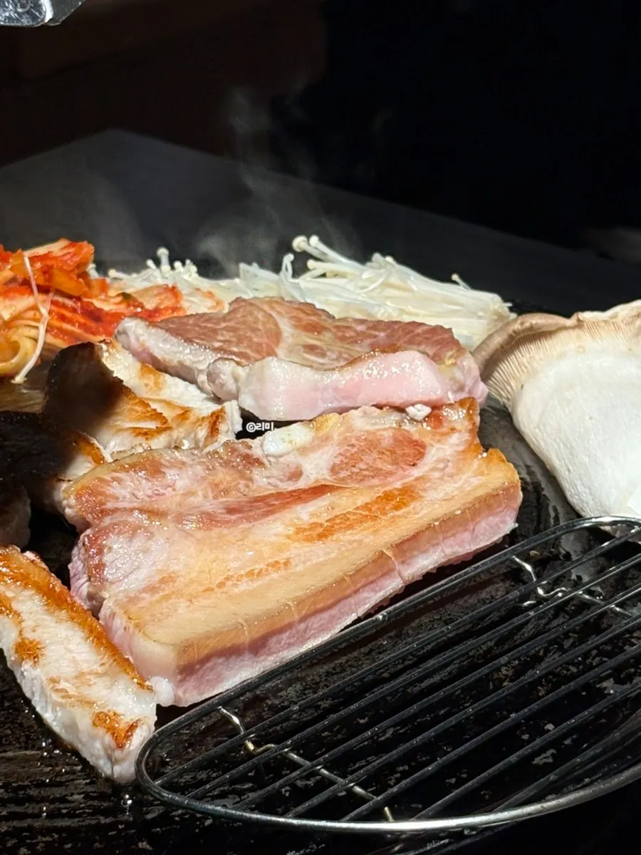 먹기 좋게 잘라준 구운 고기