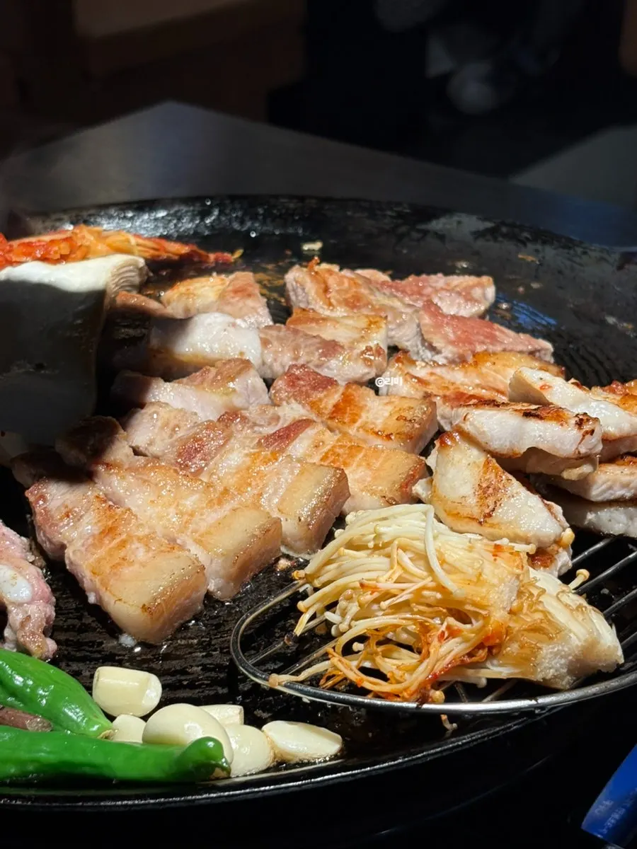 노릇하게 익은 삼겹살 한 점