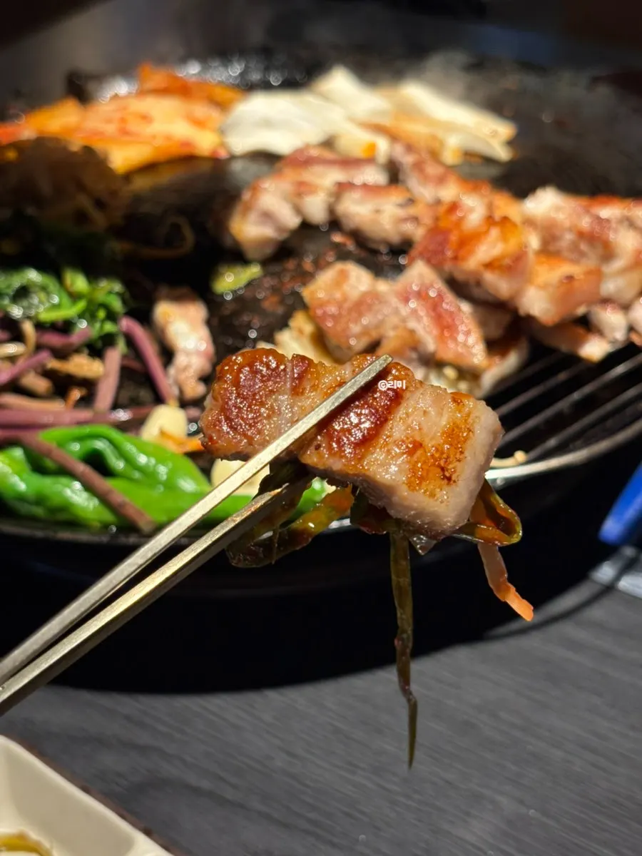 고기에 파김치를 올린 조합