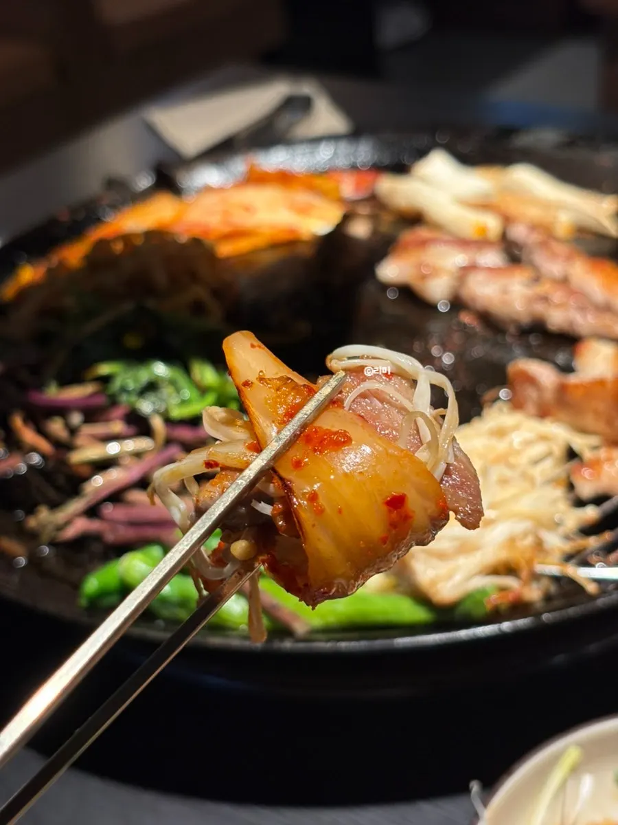 구운 김치와 함께 먹는 삼겹살