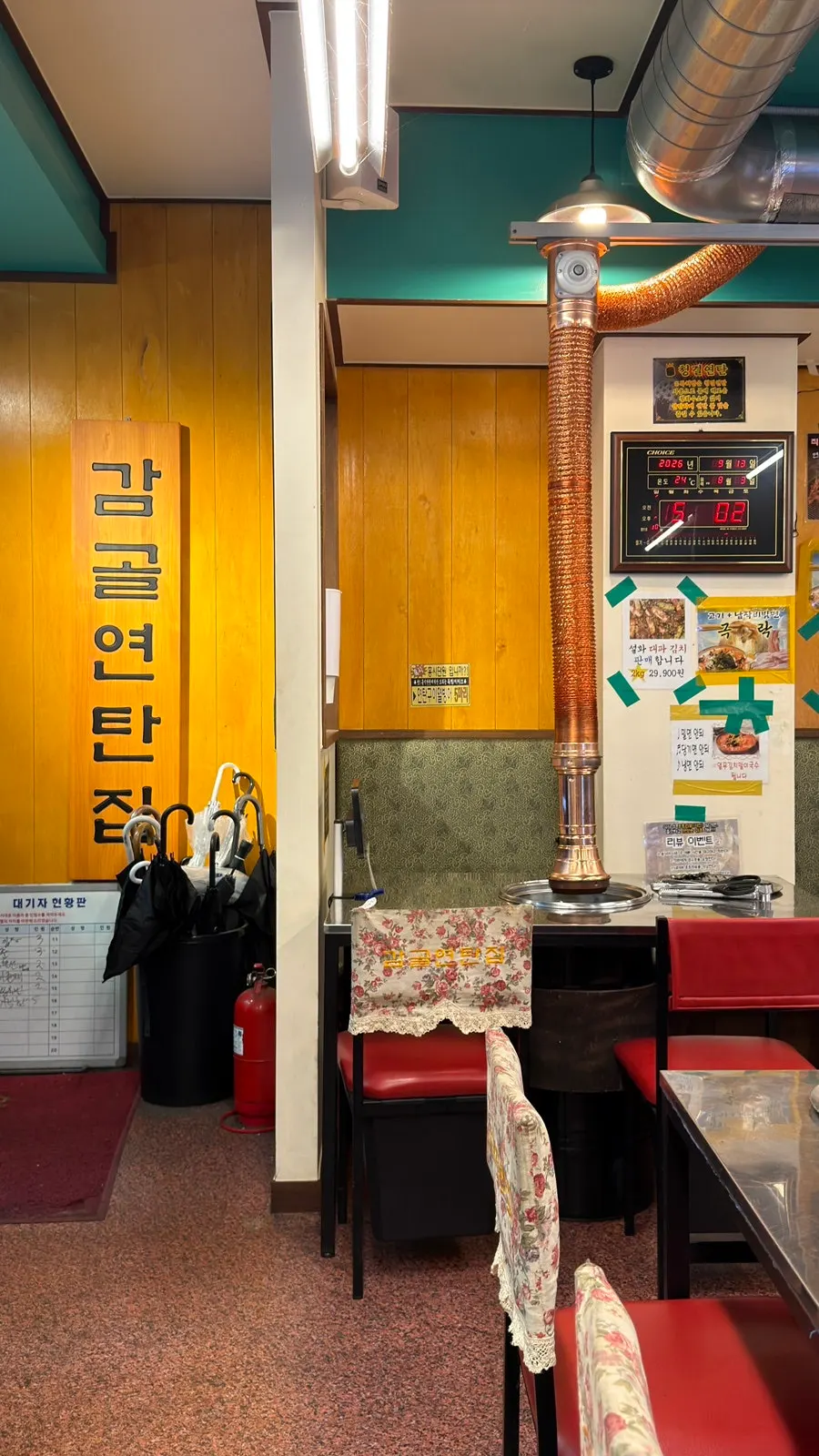 테이블에 설치된 주문용 태블릿