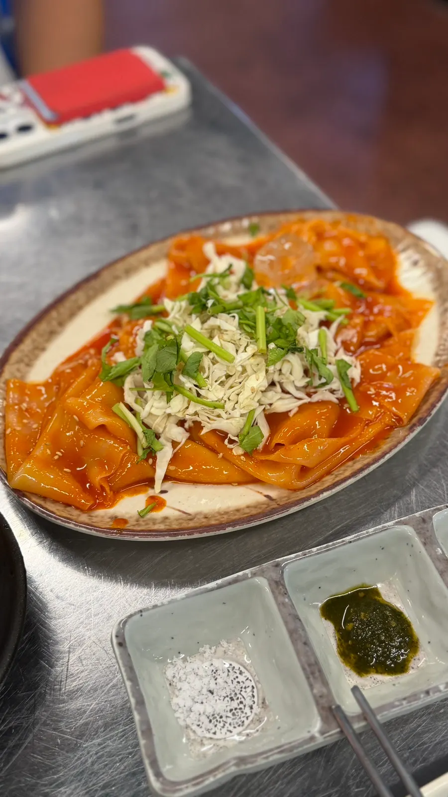 넓은 접시에 담긴 원조 납작 비빔면