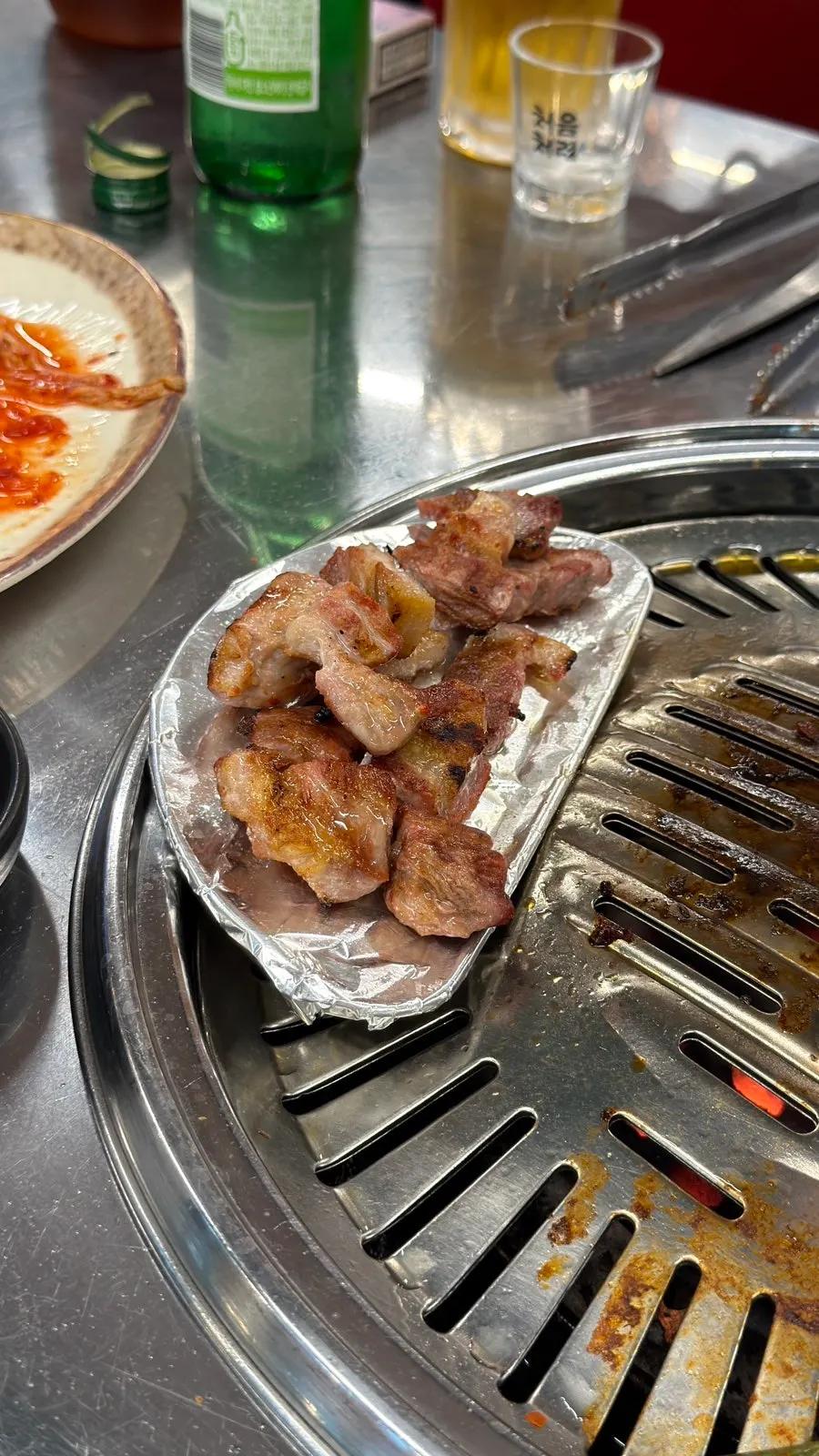 구운 꼬들살 한 점 클로즈업