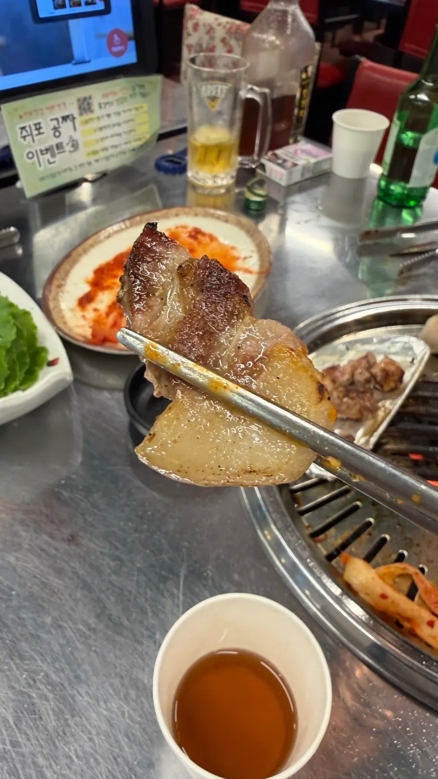 상추에 싸 먹기 좋게 구워진 고기