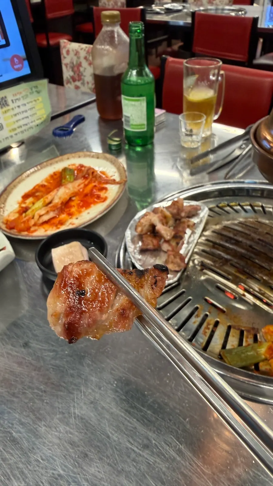 연탄불 위 고기와 곁들인 반찬