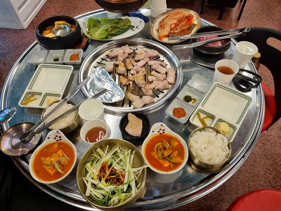 Doenjang jjigae and white rice served together