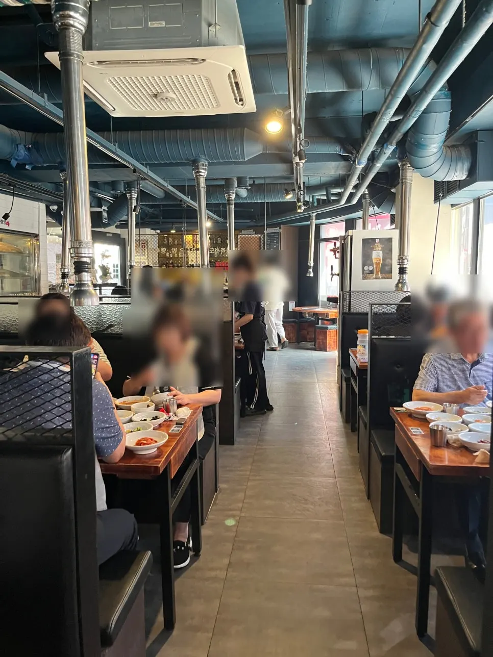 평일 점심시간 육통령 교대점 매장 내부