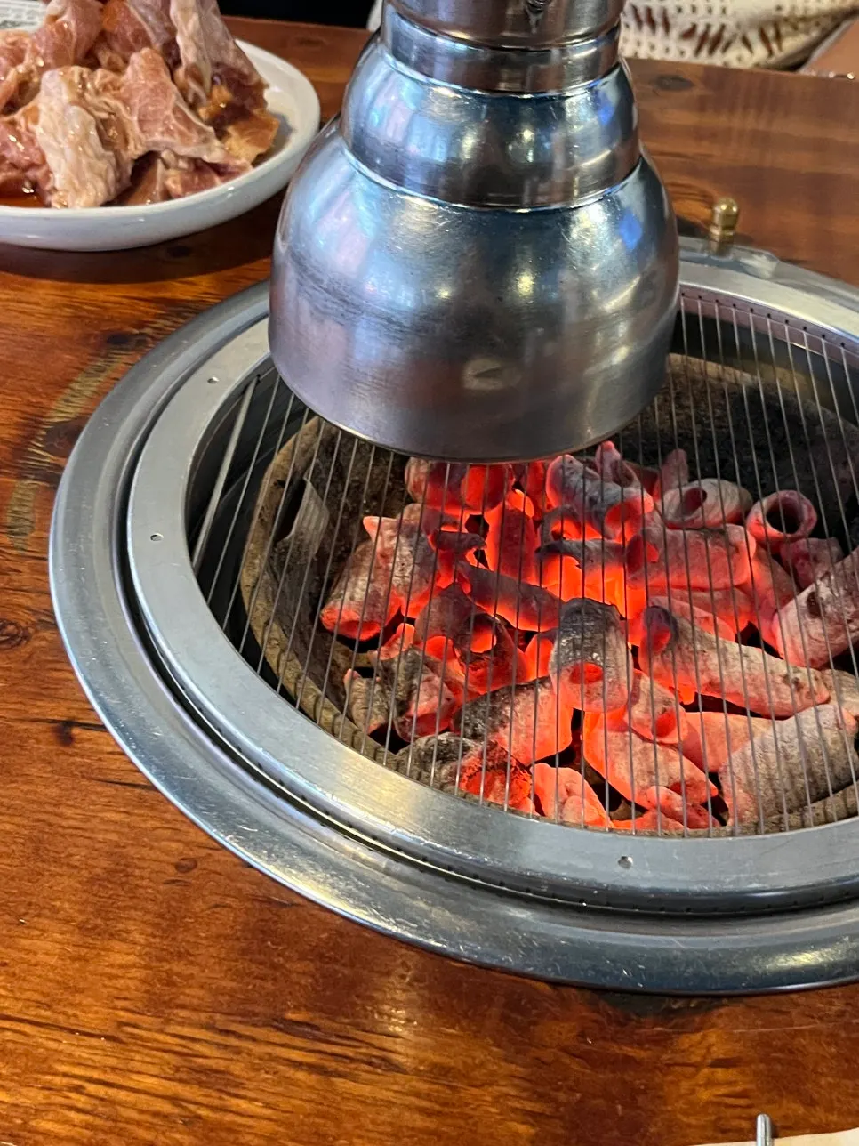 숯불 화로와 직화구이 준비 모습