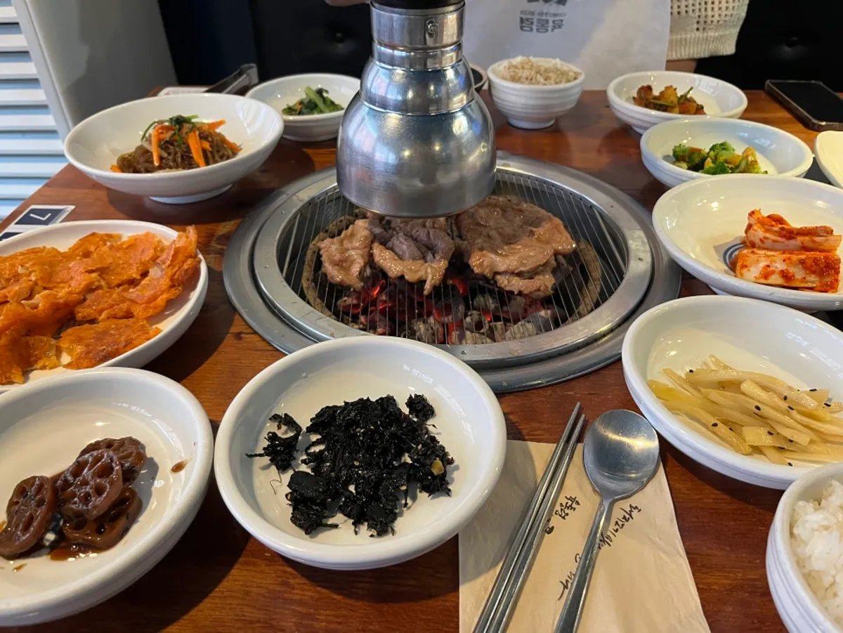 수제갈비정식 고기와 반찬이 차려진 한 상