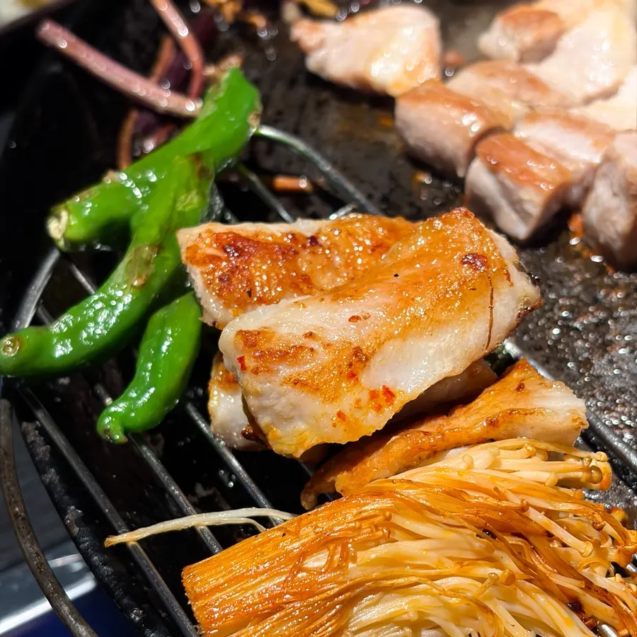 Golden-grilled pork jowl