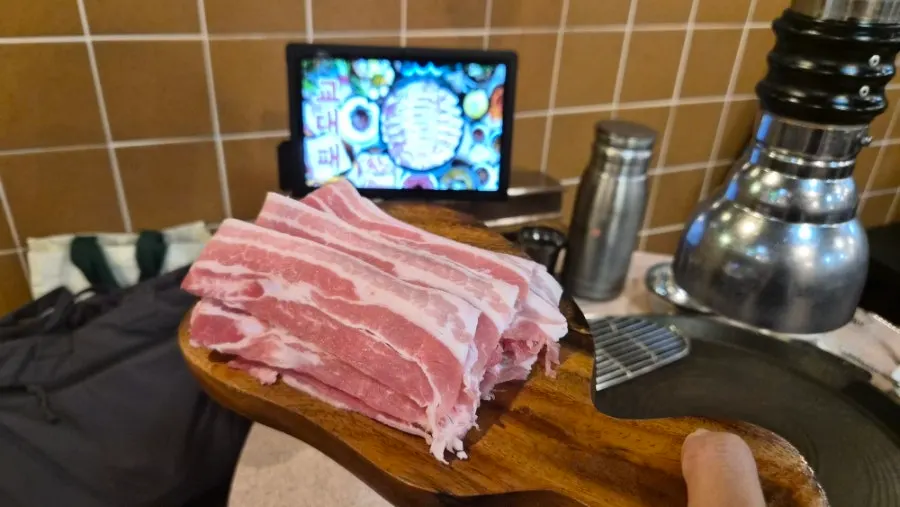 Close-up of the grain of never-frozen fresh pork belly