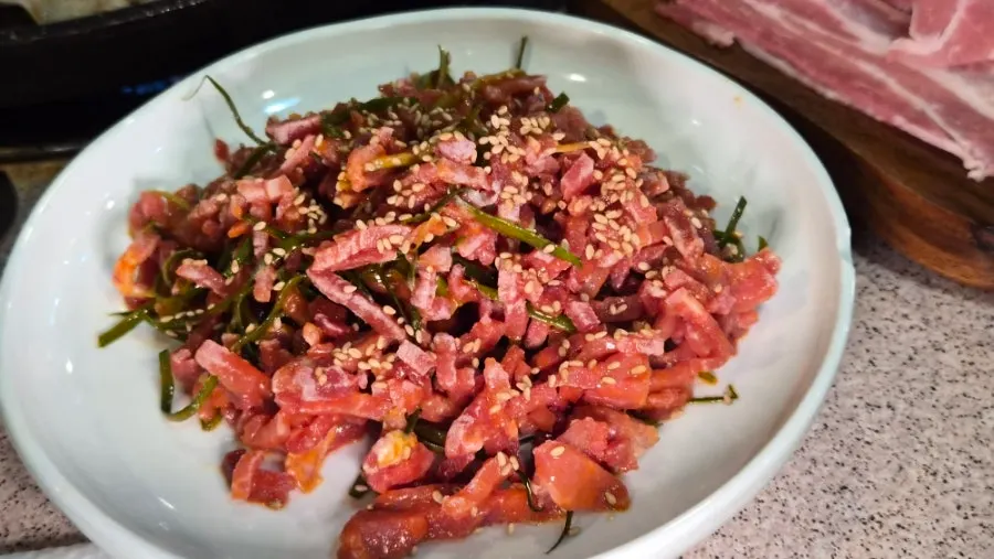 ₩10,000 Korean beef yukhoe topped with green onion and sesame seeds