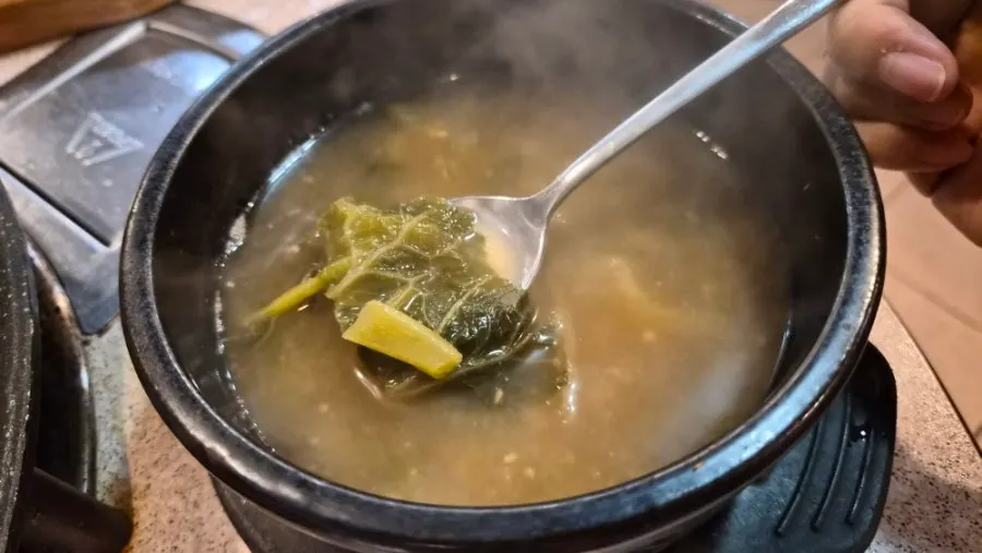 Gyodaepae's table setting near the end of the meal
