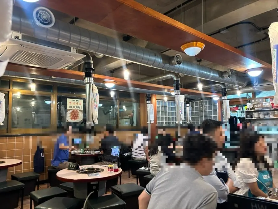 원형과 직사각형 테이블이 섞인 교대패 실내
