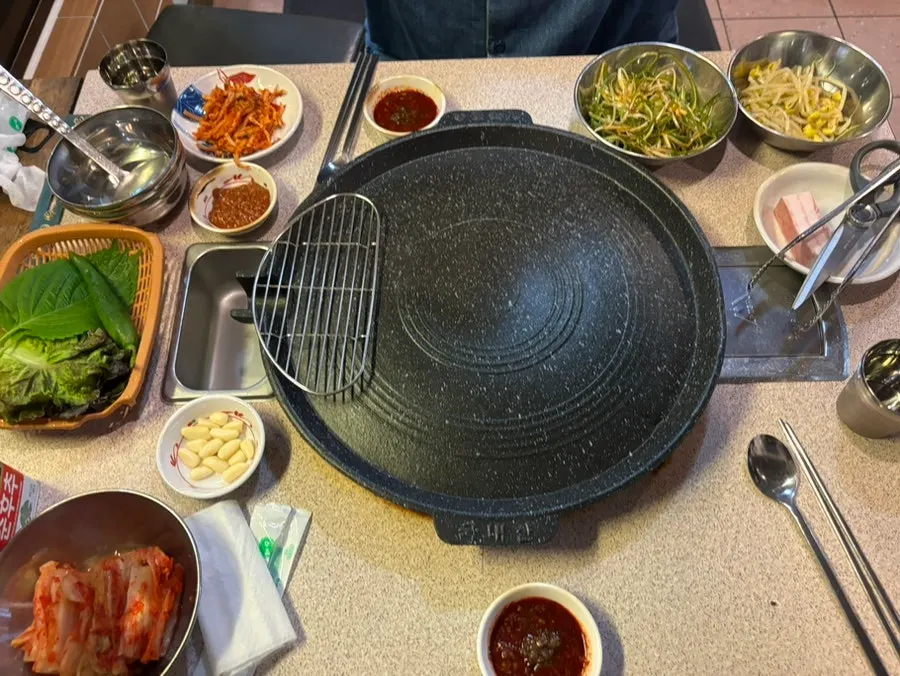 김치와 파절이, 쌈채소가 놓인 기본 상차림