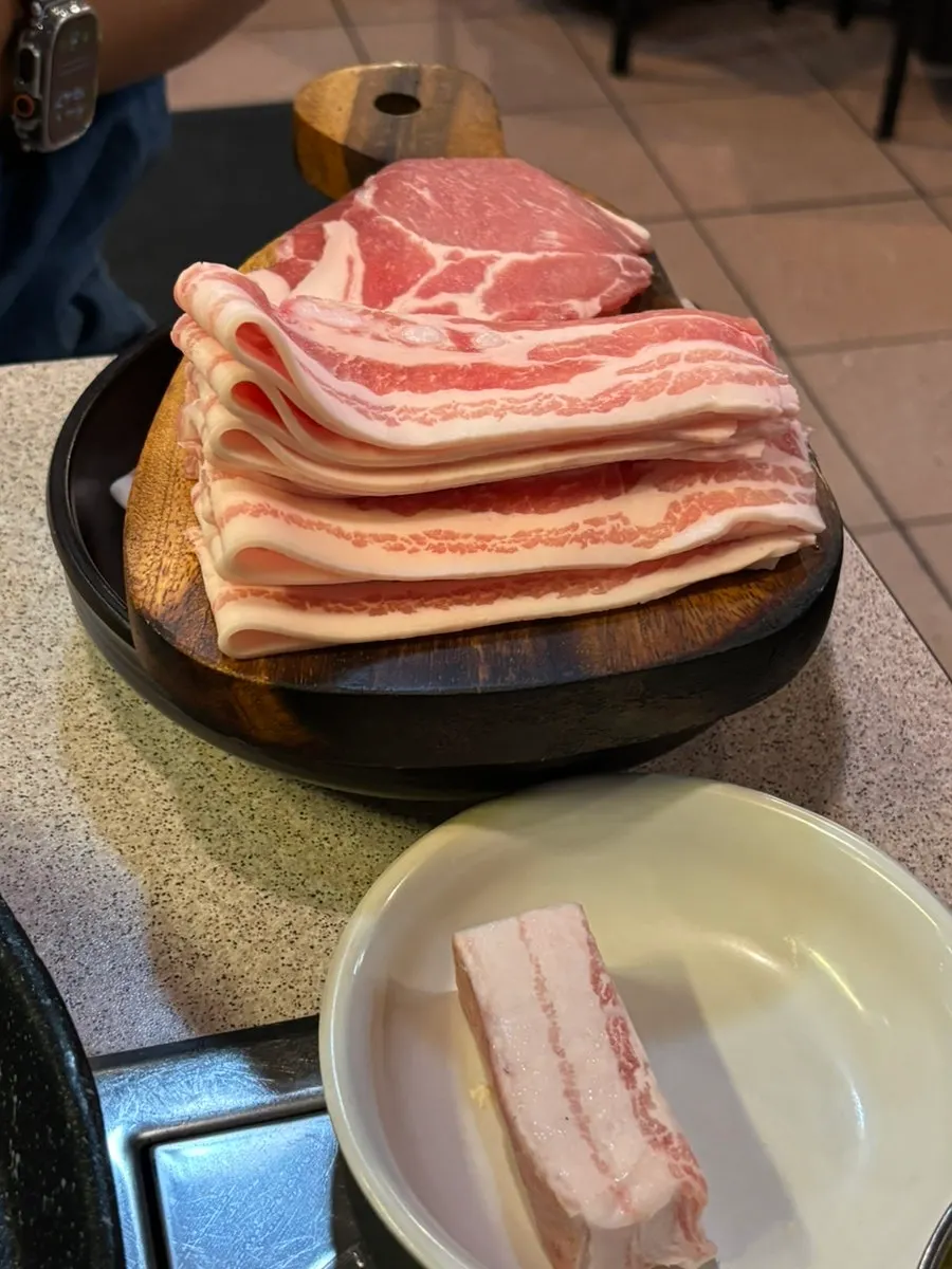 냉장 삼겹과 냉장 목살이 담긴 교대패세트
