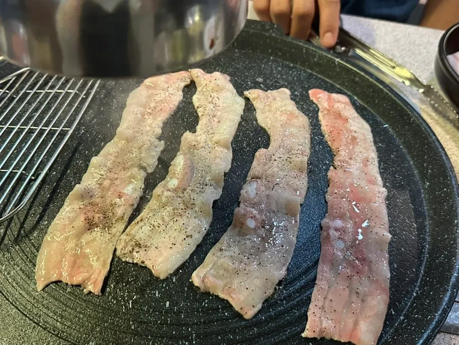 불판에 올려 굽는 냉장 대패삼겹