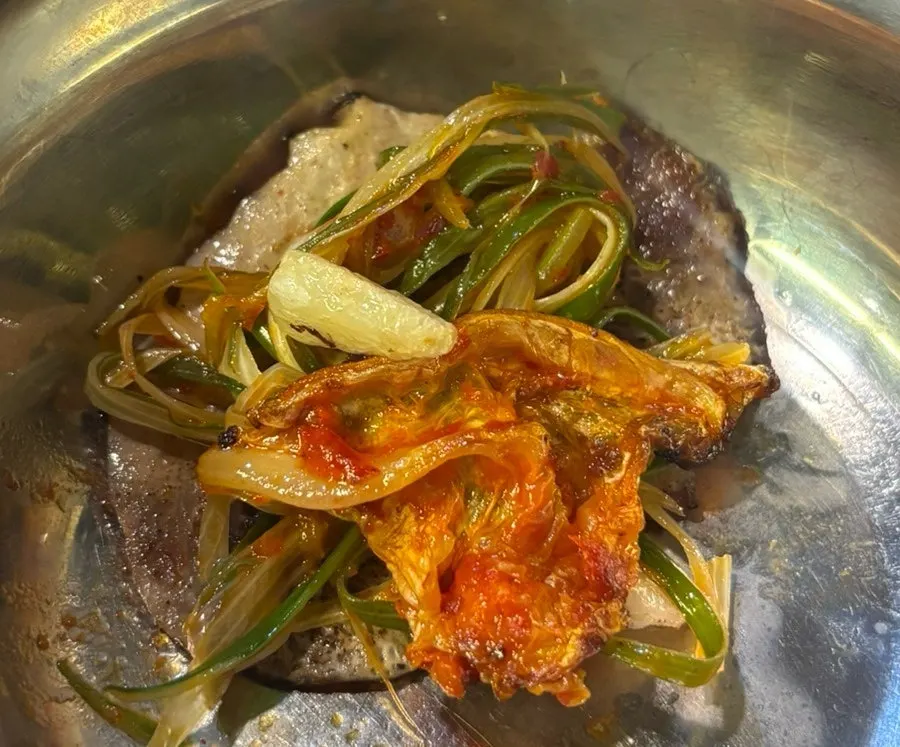 고기에 파절이와 김치, 마늘을 올린 한 점