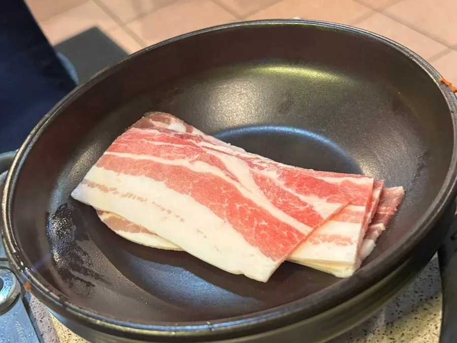 판 아래 숨어 있던 냉동 대패삼겹