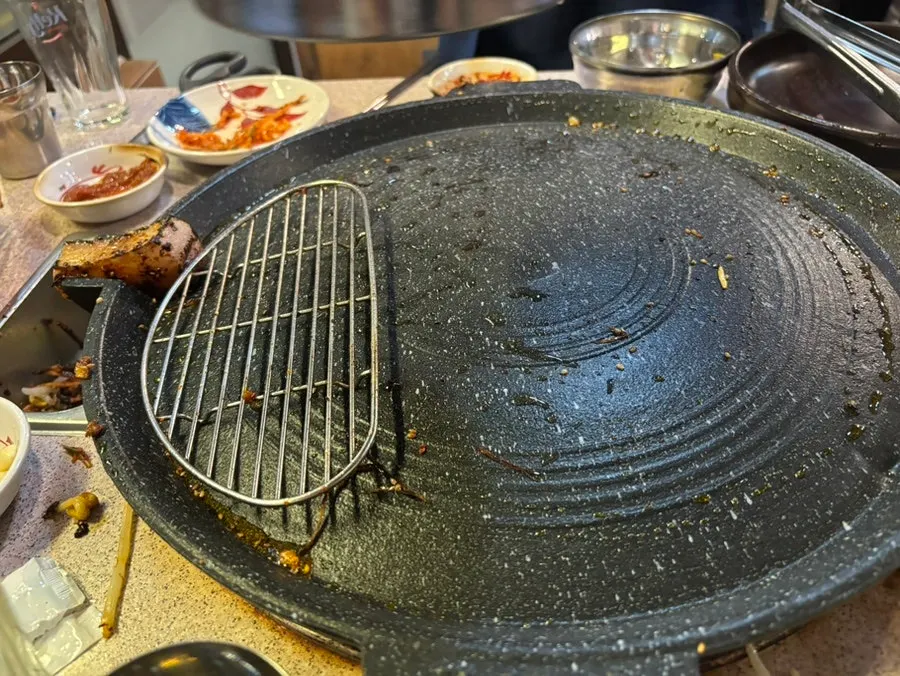 고기를 모두 먹고 비운 불판