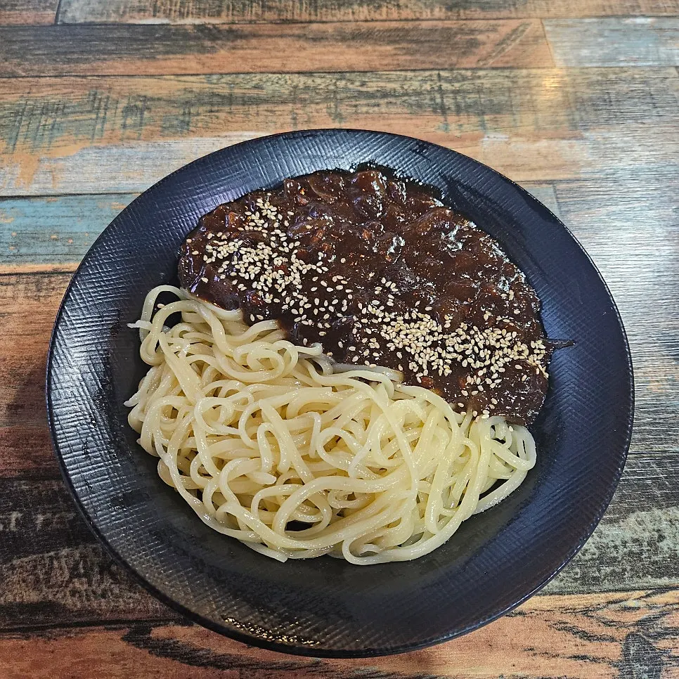 Gyodong Jjamppong's jjajangmyeon with wide noodles