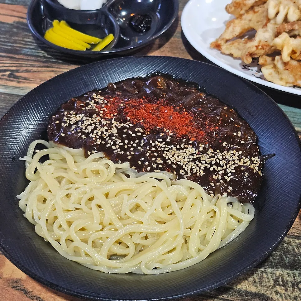A bowl of mixed jjajangmyeon