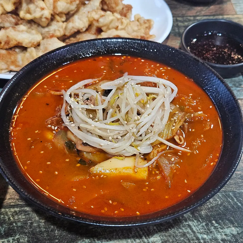 Gyodong Jjamppong's jjamppong topped with bean sprouts and seafood